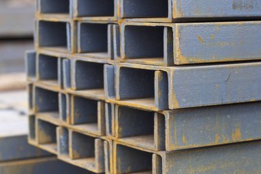 Metal profil kiriş metal ürünlerin depodaki paketlerinde