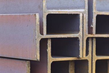 Metal profil kiriş metal ürünlerin depodaki paketlerinde