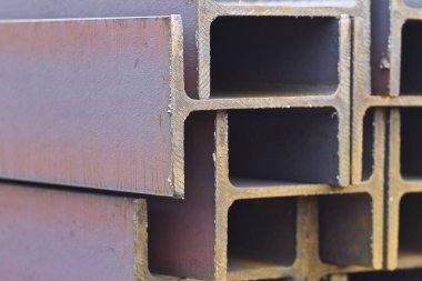 Metal profil kiriş metal ürünlerin depodaki paketlerinde