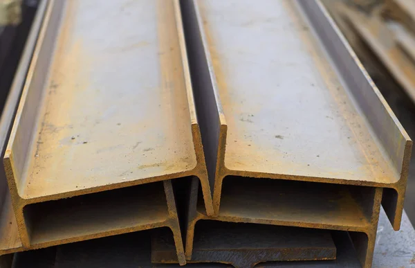 Metall profil balk i förpackningar på lagret av metallprodukter — Stockfoto