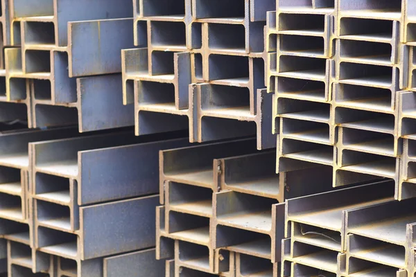 Viga de perfil de metal en paquetes en el almacén de productos metálicos —  Fotos de Stock