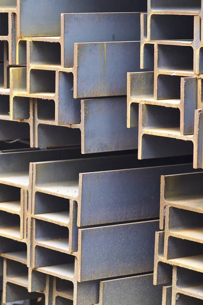 Metal profil kiriş metal ürünlerin depodaki paketlerinde