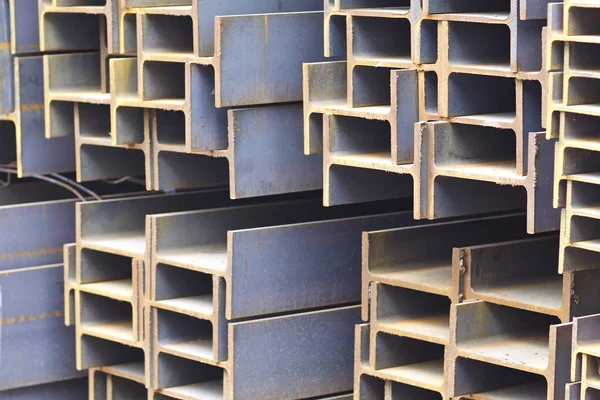 Viga de perfil de metal en paquetes en el almacén de productos metálicos —  Fotos de Stock