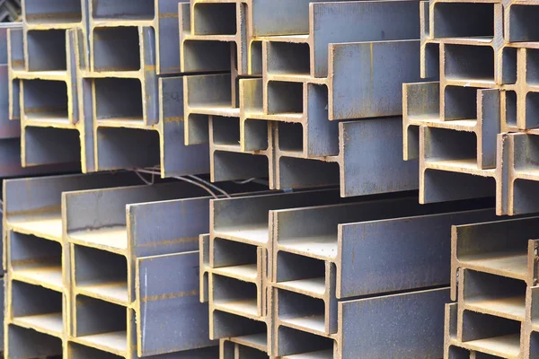 Trave profilata metallica in pacchi presso il magazzino di prodotti metallici — Foto Stock