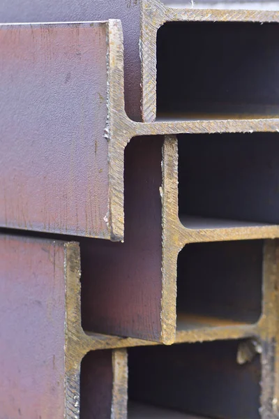 Viga de perfil de metal en paquetes en el almacén de productos metálicos — Foto de Stock