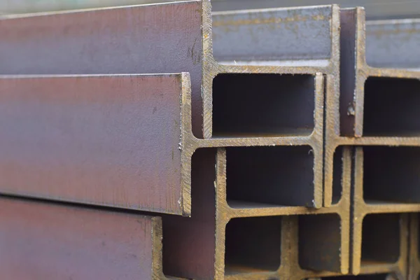 Metall profil balk i förpackningar på lagret av metallprodukter — Stockfoto