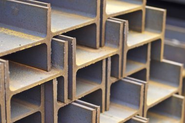 Metal profil kiriş metal ürünlerin depodaki paketlerinde