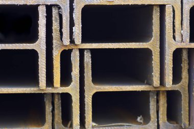 Metal profil kiriş metal ürünlerin depodaki paketlerinde