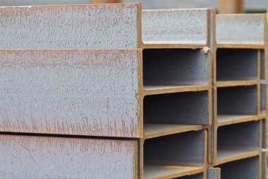 Metal profil kiriş metal ürünlerin depodaki paketlerinde