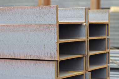 Metal profil kiriş metal ürünlerin depodaki paketlerinde