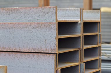 Metal profil kiriş metal ürünlerin depodaki paketlerinde