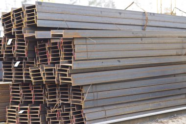 Metal profil kiriş metal ürünlerin depodaki paketlerinde