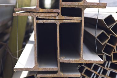 Metal profil kiriş metal ürünlerin depodaki paketlerinde