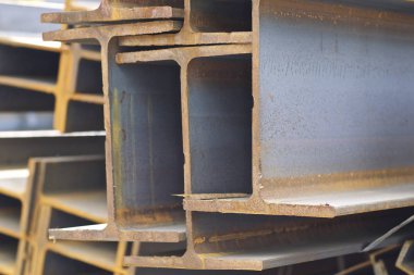 Metal profil kiriş metal ürünlerin depodaki paketlerinde