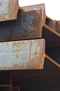 Metal profil kiriş metal ürünlerin depodaki paketlerinde