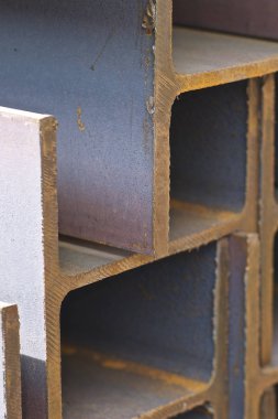 Metal profil kiriş metal ürünlerin depodaki paketlerinde