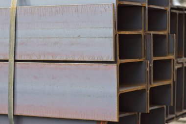 Metal profil kiriş metal ürünlerin depodaki paketlerinde