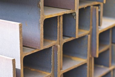 Metal profil kiriş metal ürünlerin depodaki paketlerinde