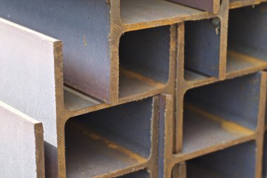 Metal profil kiriş metal ürünlerin depodaki paketlerinde