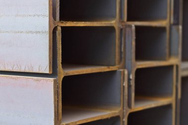 Metal profil kiriş metal ürünlerin depodaki paketlerinde