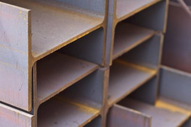 Metal profil kiriş metal ürünlerin depodaki paketlerinde