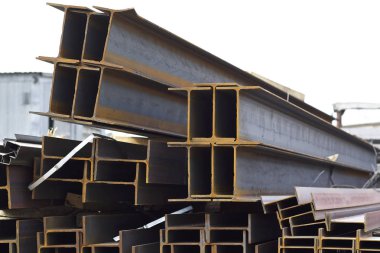 Metal profil kiriş metal ürünlerin depodaki paketlerinde