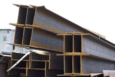 Metal profil kiriş metal ürünlerin depodaki paketlerinde