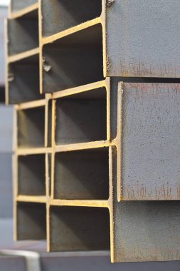 Metal profil kiriş metal ürünlerin depodaki paketlerinde