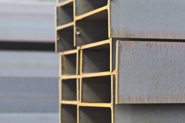 Metal profil kiriş metal ürünlerin depodaki paketlerinde