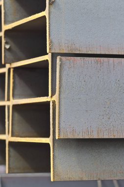 Metal profil kiriş metal ürünlerin depodaki paketlerinde