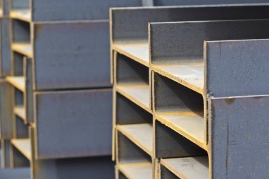 Metal profil kiriş metal ürünlerin depodaki paketlerinde