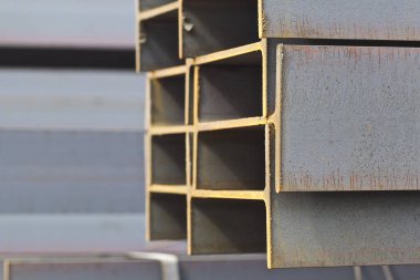 Metal profil kiriş metal ürünlerin depodaki paketlerinde