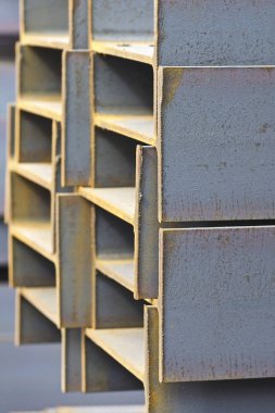 Metal profil kiriş metal ürünlerin depodaki paketlerinde