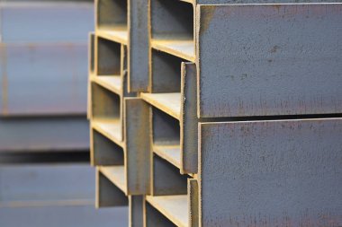 Metal profil kiriş metal ürünlerin depodaki paketlerinde