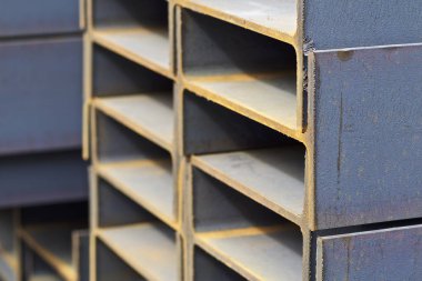 Metal profil kiriş metal ürünlerin depodaki paketlerinde