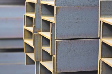 Metal profil kiriş metal ürünlerin depodaki paketlerinde