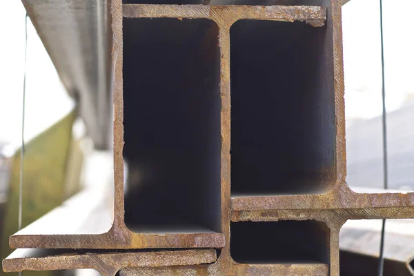 Viga de perfil de metal en paquetes en el almacén de productos metálicos —  Fotos de Stock