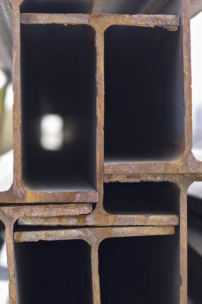 Металлический профиль пучка в упаковках на складе металлопродукции — стоковое фото