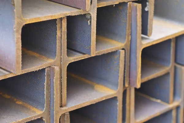 Viga de perfil de metal en paquetes en el almacén de productos metálicos — Foto de Stock