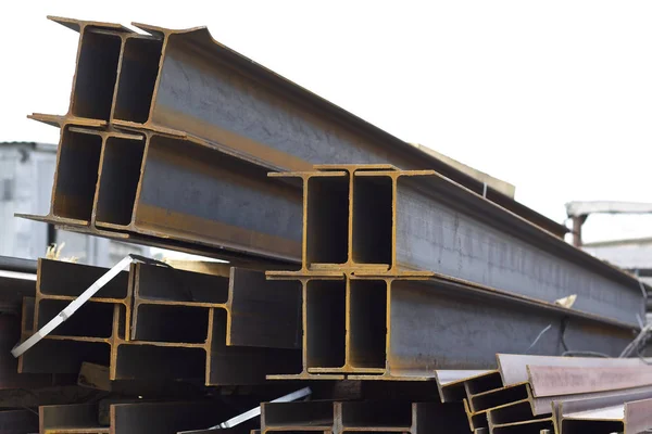 Metallprofilträger in Packungen im Lager für Metallprodukte — Stockfoto