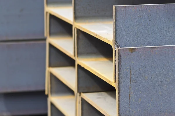 Trave profilata metallica in pacchi presso il magazzino di prodotti metallici — Foto Stock
