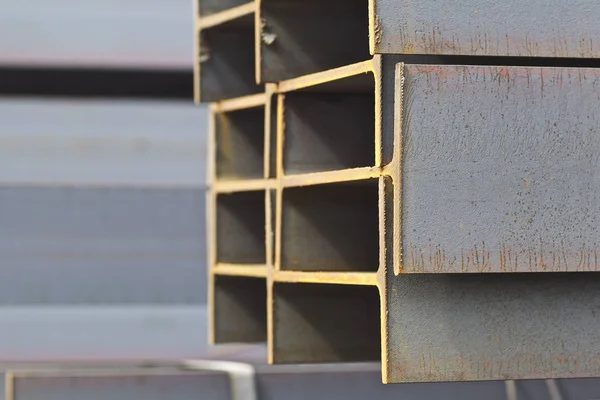 Metal profil kiriş metal ürünlerin depodaki paketlerinde