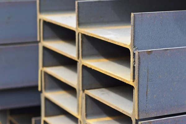 Metal profil kiriş metal ürünlerin depodaki paketlerinde