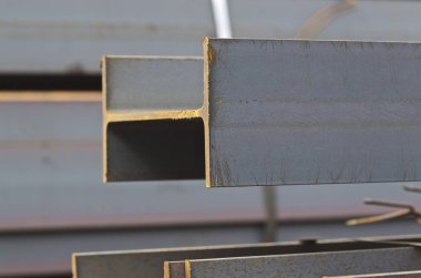 Metal profil kiriş metal ürünlerin depodaki paketlerinde