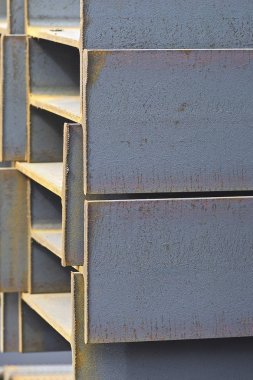 Metal profil kiriş metal ürünlerin depodaki paketlerinde