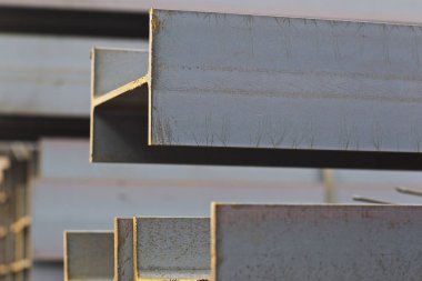 Metal profil kiriş metal ürünlerin depodaki paketlerinde