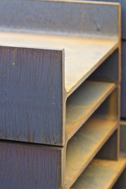 Metal profil kiriş metal ürünlerin depodaki paketlerinde