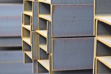 Metal profil kiriş metal ürünlerin depodaki paketlerinde