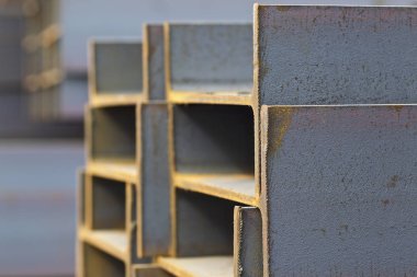 Metal profil kiriş metal ürünlerin depodaki paketlerinde