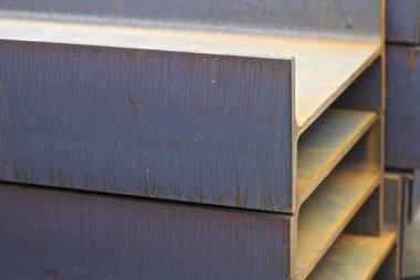 Metal profil kiriş metal ürünlerin depodaki paketlerinde